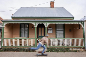 Ned Kelly’s Marlo Cottage - in the best Beechworth location, Beechworth